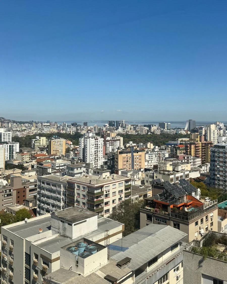 Vista da Sala 1209 do Dr. Wall sobre o Moinhos de Vento e o Parcão, em Porto Alegre
